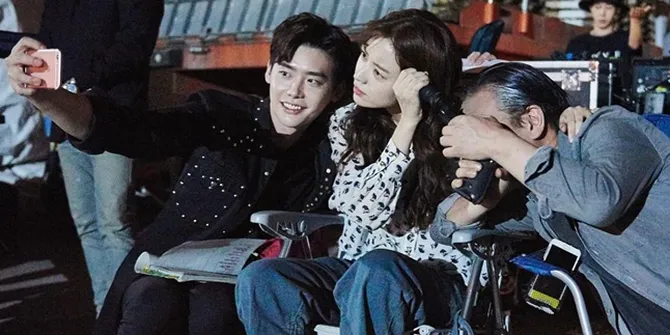 FOTO: Lee Jong Suk Pose Cute Bareng 'Istri dan Ayah Mertua 