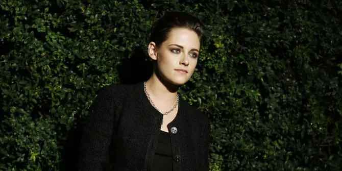 [FOTO] Makin Berani, Kristen Stewart Cium Pacar Wanita di Jalanan