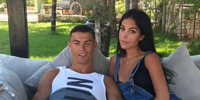 [FOTO] Manis! Georgina Rodriguez Cium Kening Cristiano Ronaldo