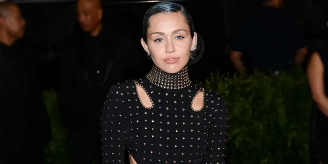 [FOTO] Miley Cyrus - Stella Maxwell Tertangkap Ciuman Mesra