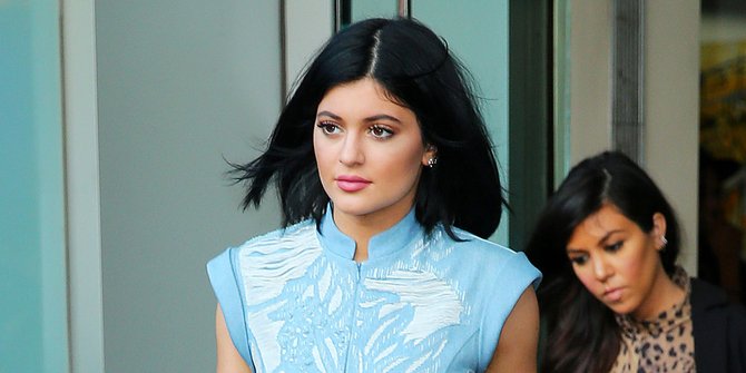  Foto Misterius Ini Mendadak Ada di Mobil Kylie Jenner 