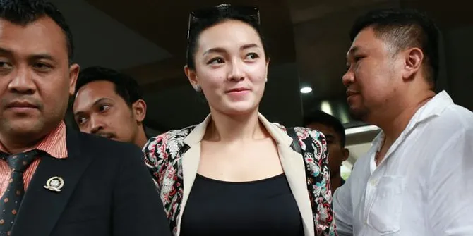FOTO: Nekat Ganti Warna, Rambut Zaskia Gotik Kini Jadi Abu 