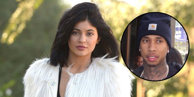  FOTO Pakai Cincin  Berlian di  Jari  Manis Kylie Jenner 