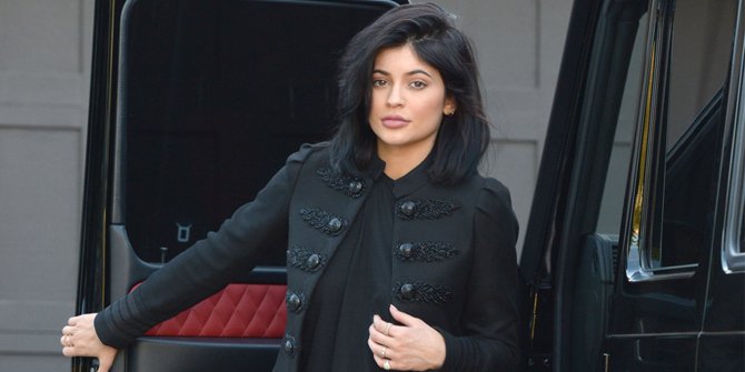 [FOTO] Pakai Waist Trainer Usai Melahirkan, Kylie Jenner Malah Dikritik