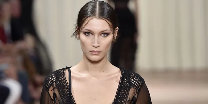 [FOTO] Pamer Abs Seksi, Bella Hadid Bikin Cowok Gagal Fokus