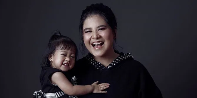 Foto Penuh Senyum Kahiyang Ayu dan Sedah Mirah, Cantiknya Putri &#38; Cucu Jokowi