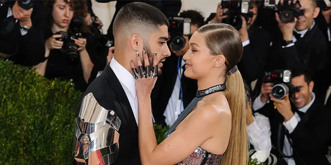 [FOTO] Selfie Tanpa Makeup, Gigi Hadid Pose Bareng Zayn Malik
