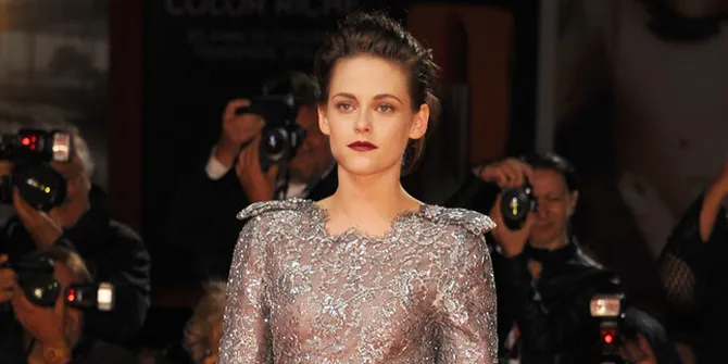 [FOTO] Tanpa Bra, Kristen Stewart Tampil Secantik Supermodel