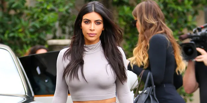 [FOTO] Terlalu Ketat, Dress Kim Kardashian Robek di Depan Umum