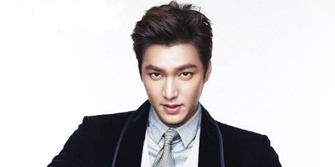 Foto Untuk Esquire, Lee Min Ho Berpose di Bak Mandi 