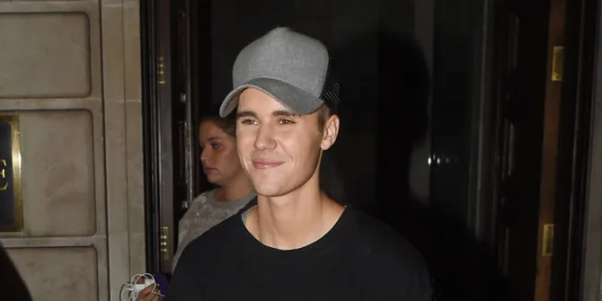 Gagal Main Skateboard di Atas Panggung, Justin Bieber Kesakitan