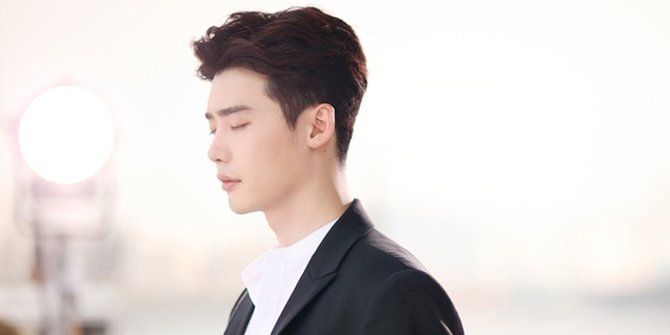 Ganteng dan Fashionable, OOTD Lee Jong Suk di 'W' Dapat 