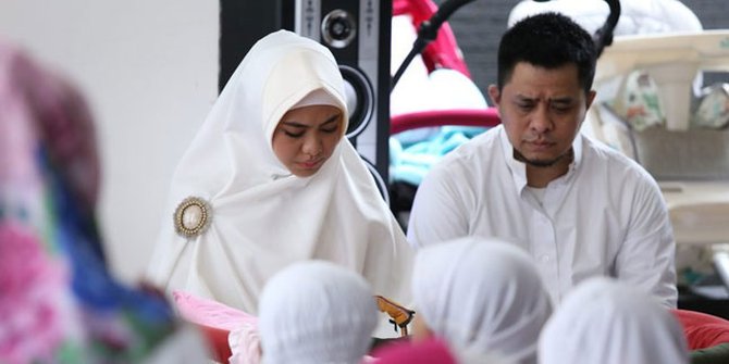 Gelar Aqiqah Anak Ke-2, Oki Setiana Dewi & Keluarga Kembaran Baju