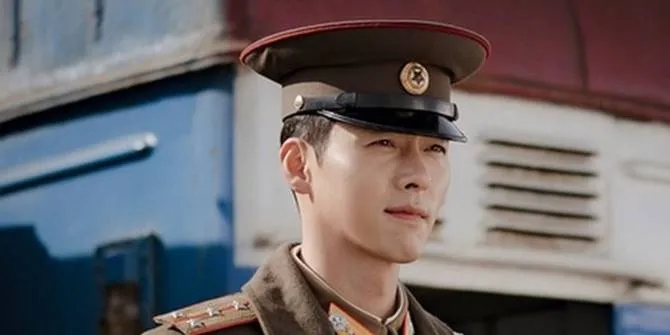 Gemasnya Tingkah Hyun Bin Saat Malu-Malu Berikan Kejutan pada Son Ye Jin di 'CRASH LANDING ON YOU'