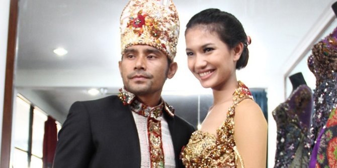 Gemerlap Warna Warni Baju Pengantin Judika Duma Riris 