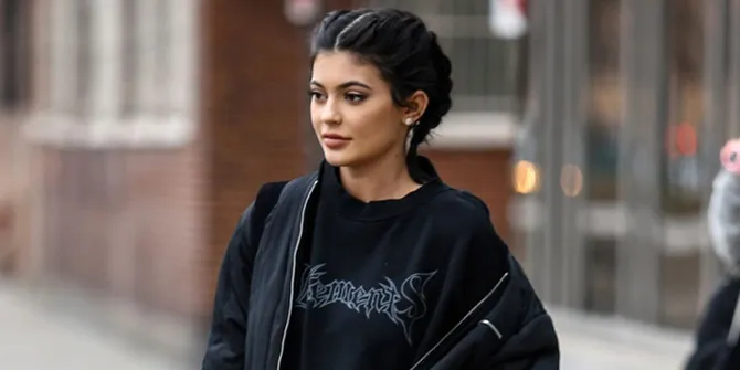 Gendong Baby Dream Kardashian, Kylie Jenner Siap Jadi Ibu?