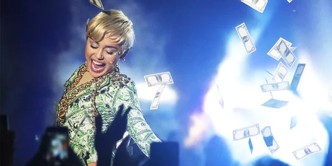 Gila-Gilaan, Miley Cyrus Pesta Ganja dan Nyaris Tanpa Busana