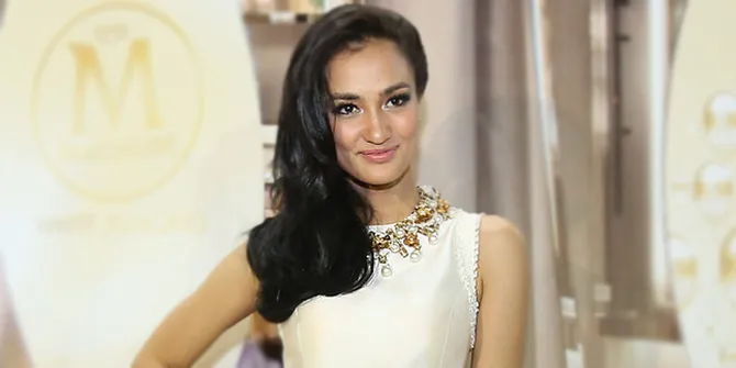 Hadiri PGA 2015, Atiqah Hasiholan Pakai Gaun dan Berlian Mewah