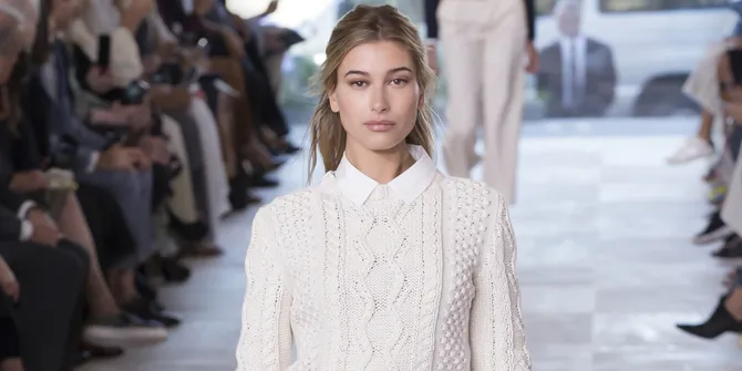 Hailey Baldwin Tiduran Manja di Dada Justin Bieber, Romantis!