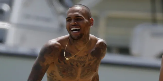 Hajar Rihanna, Chris Brown Minta Maaf Dengan Bercinta