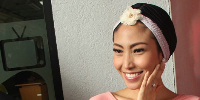 Hamil 4 Bulan, Suami Ayu Dewi Lebih Perhatian - KapanLagi.com