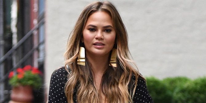 Hamil Besar, Chrissy Teigen Asyik Belanja Ditemani Baby Luna