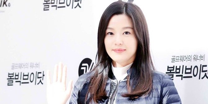 Hamil, Jun Ji Hyun Tampil Cantik di Acara Fashion dan Dipuji Netizens