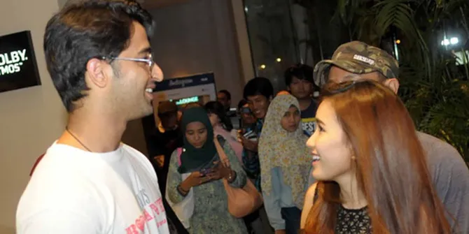 Hangat! Momen Candid Lawas Saat Shaheer Genggam Erat Tangan Ayu