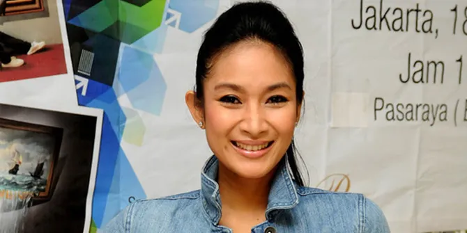 Happy Salma Goyang Gangnam Style Ditemani PSY?