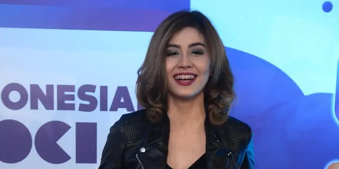 Hari Ini Oka Ultah, Awkarin Beri Kado Yasin - Al Fatihah & Bunga