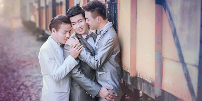 Hebohkan Internet, Tiga Pria Gay Asal Thailand Ini Menikah 