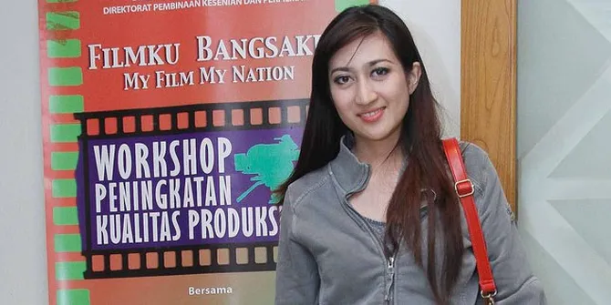 Biodata Artis Helmalia Putri | contoh soal dan contoh pidato lengkap