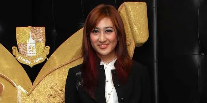 Helmalia Putri Rela Kais Makanan Sisa - KapanLagi.com