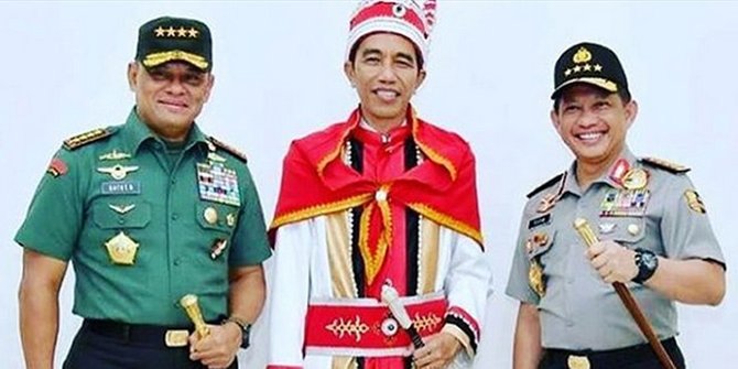 Hina Jokowi Kala Memakai Baju  Adat  Maluku Wanita Ini 