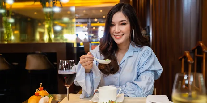 Holiday Dinner Tanpa Takut Lipstik Luntur, Rahasia Bibir Cantik Ada di Sini Lho!