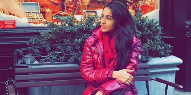 Ikut Pesta Natal Kareena, Sara Pamer Bra Dengan Atasan Transparan