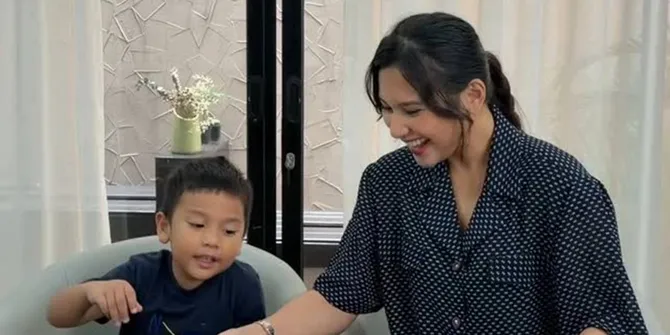 Ikut Syuting ke Australia, Anak Indah Permatasari Betah dan Gak Rewel