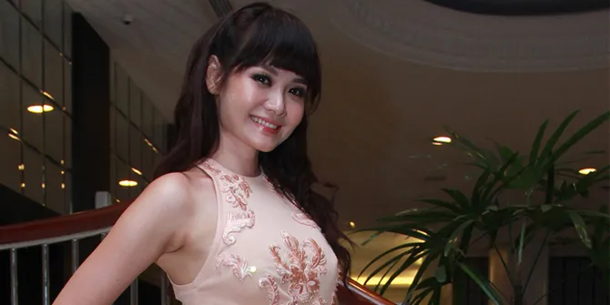 Imlek, Alena Wu Ajarkan Tradisi Menabung Kepada Anak