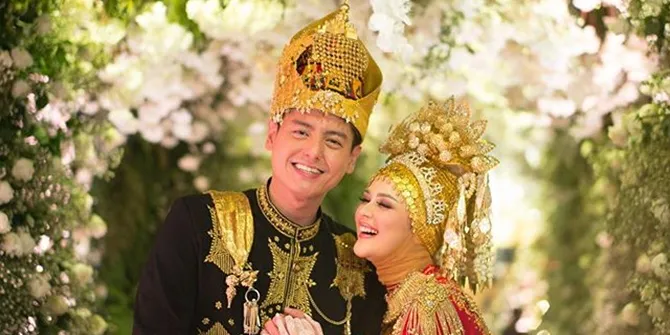 Intip Undangan Resepsi Cut Meyriska Roger Danuarta