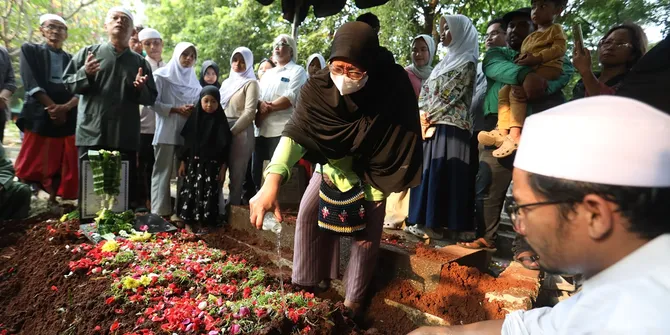 Isak Tangis Keluarga Iringi Pemakaman Diding Boneng di Menteng Pulo