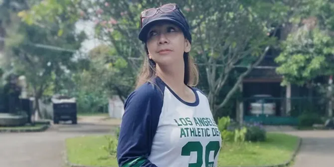 Iyut Bing Slamet Positif Pemakai Narkoba, Menangis Tersedu - Berusaha Ditenangkan Dua Polwan Saat Jumpa Pers