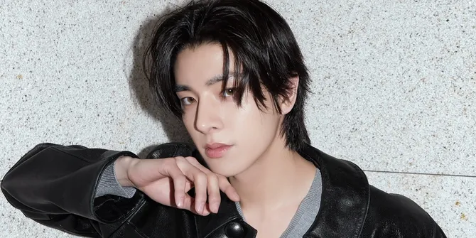 Jake ENHYPEN Bikin Heboh Kampus Trisakti, Si Ganteng Bagi-Bagi Mie Instan