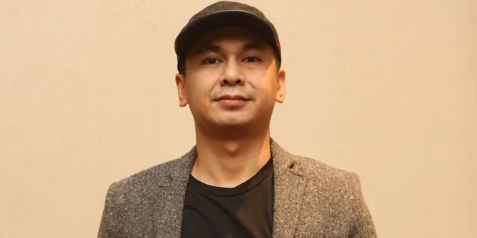 Jelang Pernikahan, Raditya Dika Menangis Saat Sungkem ke Orang Tua
