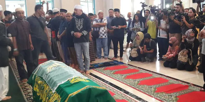 Jenazah Julia Perez Disalatkan, Ibunda Tak Bisa Menahan Duka