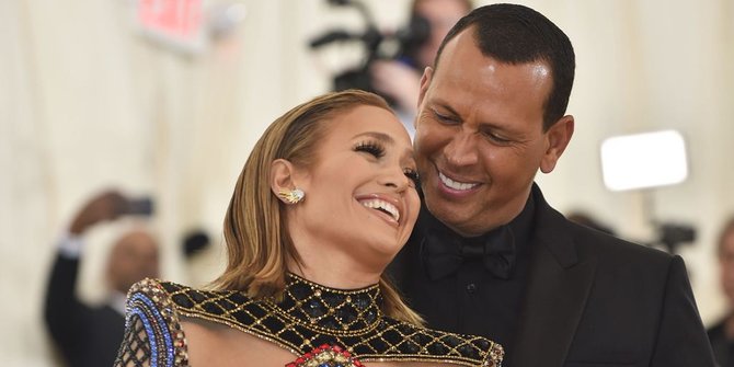 Jennifer Lopez Pamer Cincin Berlian Bareng Kekasih, Udah Tunangan?