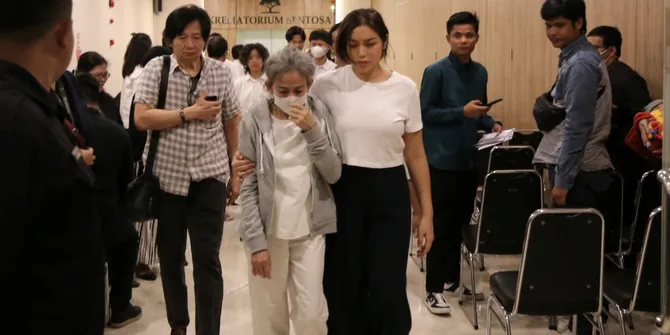 Jessica Iskandar Berusaha Kuatkan Ibunda Usai Kepergian Sang Ayah