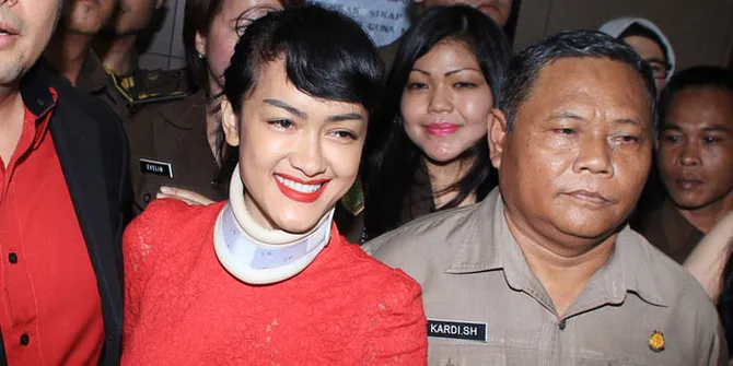 Julia Perez Makan Jengkol Buatan Ibunda di Dalam Rutan