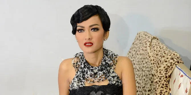 Julia Perez Murka di Twitter Gara-Gara Perokok, Ada Apa Gerangan?