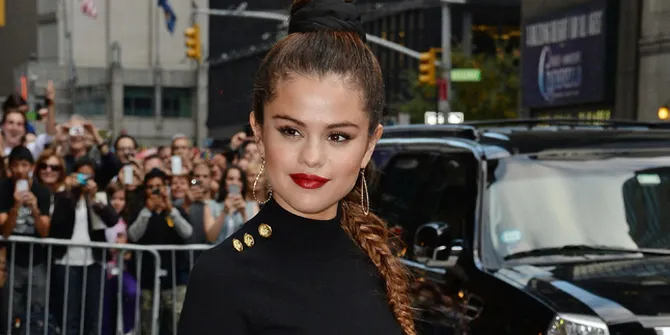 Justin Bieber Tiduri Model, Bagaimana Reaksi Selena Gomez?