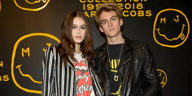 Kakak Kaia Gerber, Presley Kembali Bikin 'Tato' di Wajah - Lebih Besar dari Sebelumnya